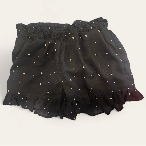 Cute ruffle bottom shorts - Picture 2 of 3